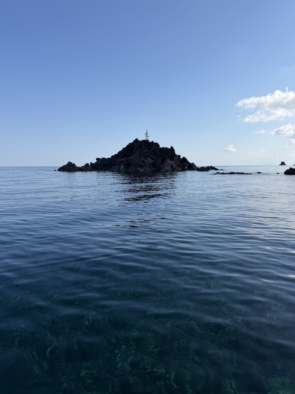 Filicudi · scogli sul mare